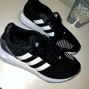 Adidas Mens tennis shoe size 6 1/2 in mens and size 8 in womens